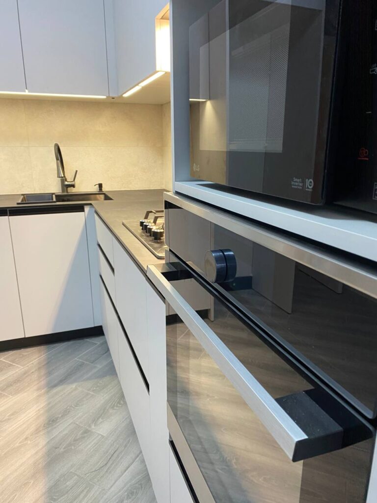 Белая встроенная кухня